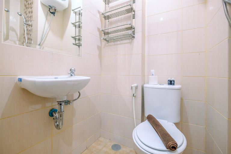 Bathroom 5, Best Homey and Minimalist Studio at Dave Apartment By Travelio, Depok