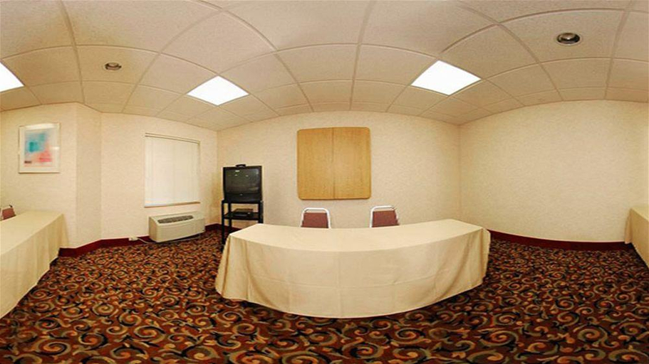 Bathroom, Suburban Studios Johnstown - Richland Town Center, Cambria