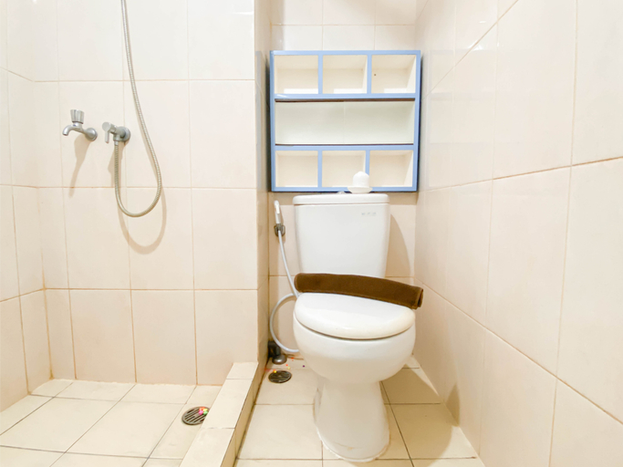 Bathroom 5, Restful Studio Apartment at Springlake Summarecon Bekasi By Travelio, Bekasi