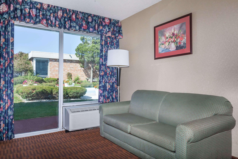 Bedroom 3, Howard Johnson by Wyndham Albany, Albany