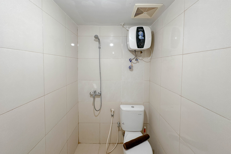 Bathroom 5, Pleasant and Restful Studio at Orchard Supermall Mansion Apartment By Travelio, Surabaya