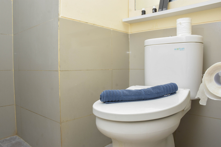 Bathroom 5, Comfort Studio at Kebayoran Icon Apartment By Travelio, Jakarta Selatan
