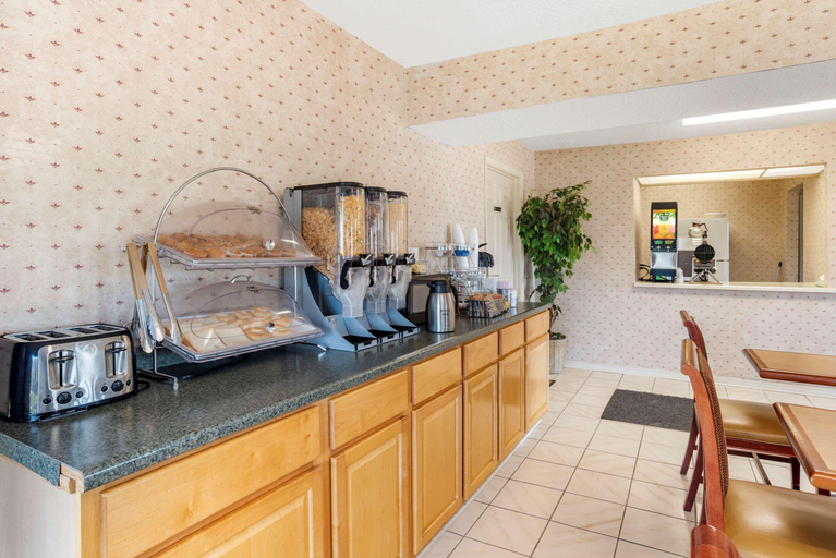 Food & Drinks 4, Econo Lodge Pearl, Rankin
