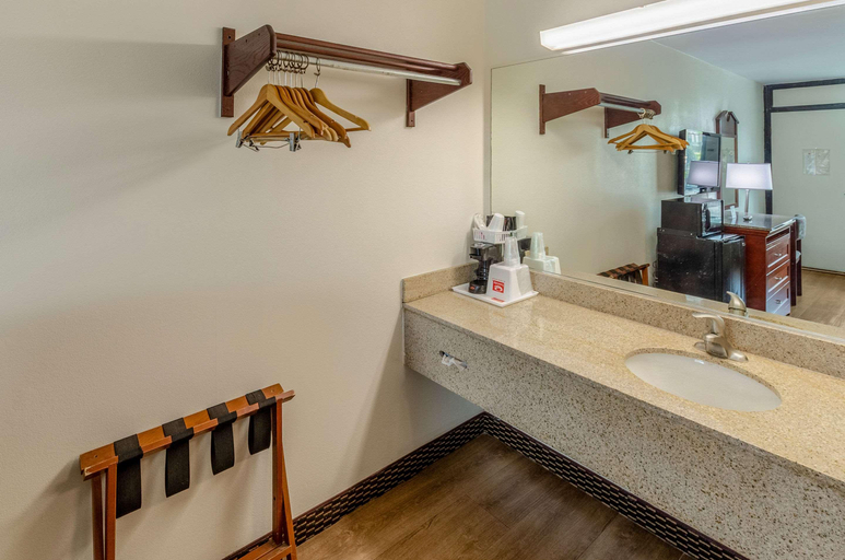 Bathroom 4, Econo Lodge Goose Creek, Berkeley
