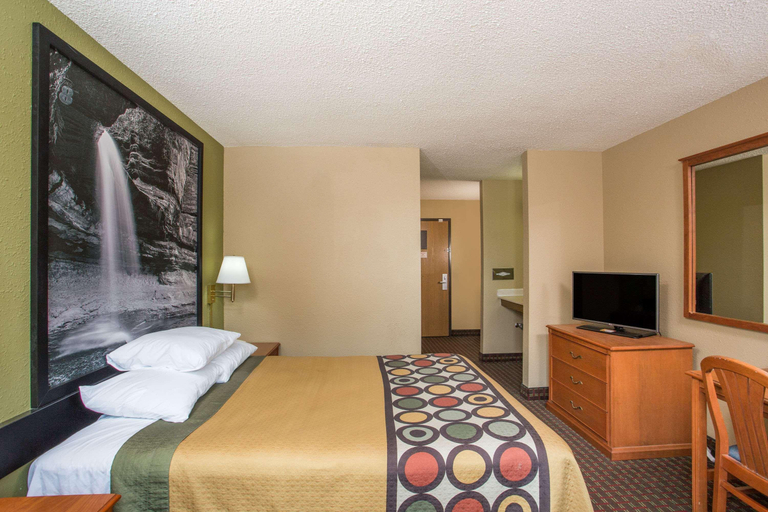 Bedroom 3, Super 8 by Wyndham Mendota, La Salle