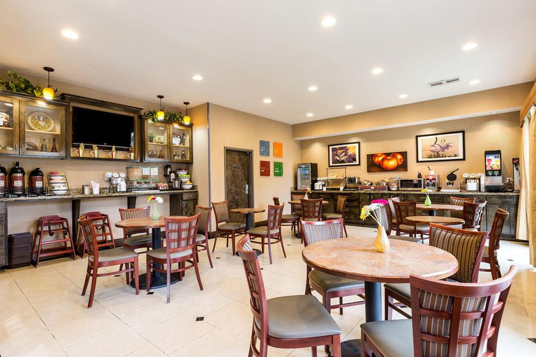 Food & Drinks 5, Comfort Inn & Suites Winnie, Chambers