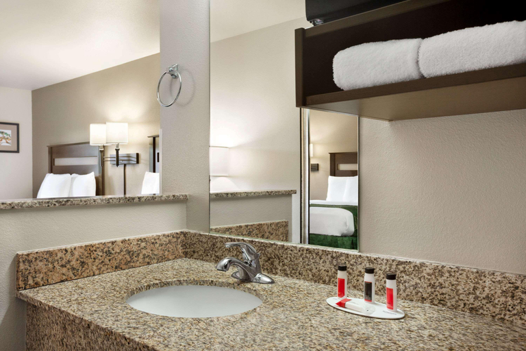 Bathroom 4, Baymont by Wyndham Hearne, Robertson