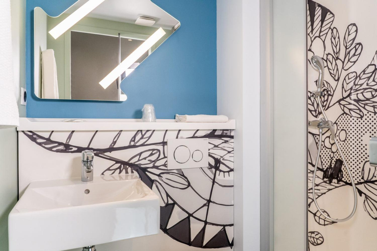 Bathroom 5, Ibis Budget Marne-la-Vallée Noisy-le-Grand, Seine-Saint-Denis