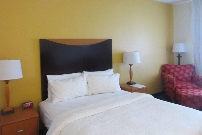 Bedroom 3, Clarion Inn Near Wright Patterson - Dayton, Greene