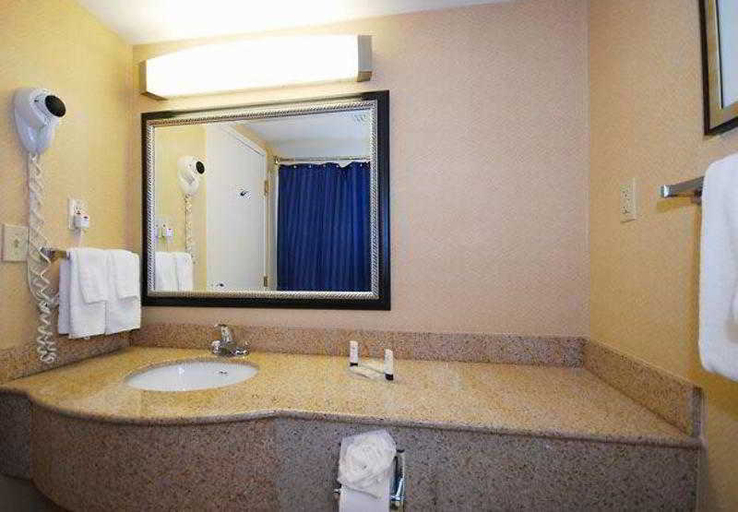 Bathroom 5, Quality Inn Boston - Revere, Essex