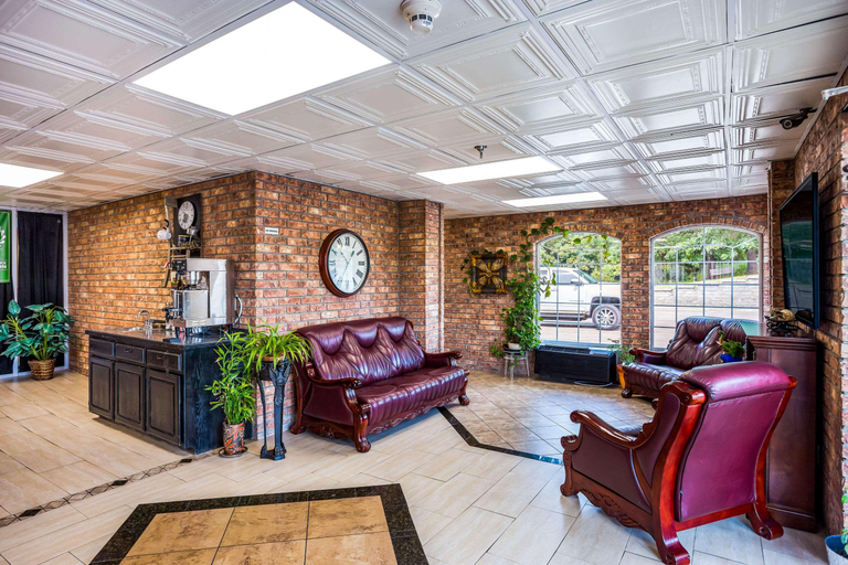 Public Area 2, Rodeway Inn Branson, Brick House, Taney
