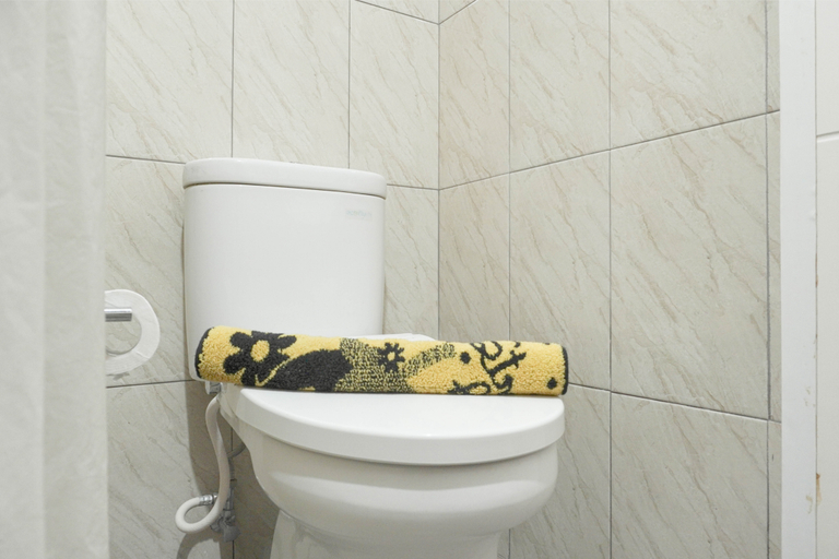 Bathroom 5, Modern Look and Homey Studio Kebayoran Icon Apartment By Travelio, Jakarta Selatan