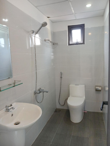 Bathroom 2, Duc Hanh Apartment, Da Nang