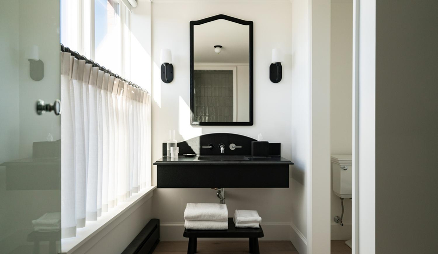 Bathroom 3, Longfellow Hotel, Cumberland