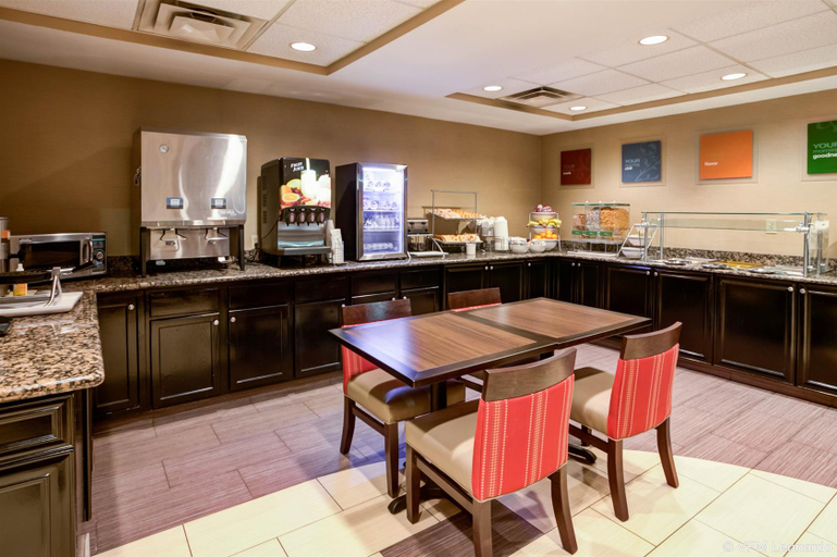 Food & Drinks 5, CHARLOTTE SUITES by IHG, Mecklenburg