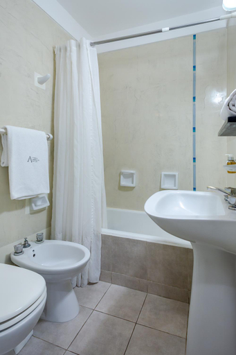 Bathroom 4, Hotel Iruna, General Pueyrredón