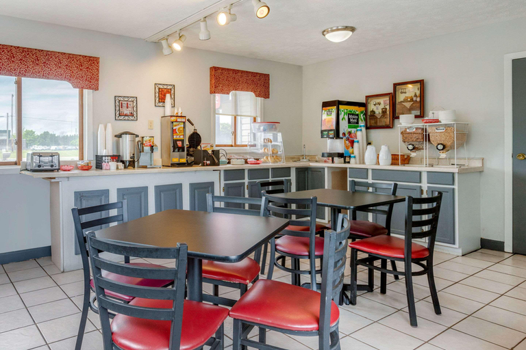 Food & Drinks 5, Econo Lodge Traverse City Area, Grand Traverse