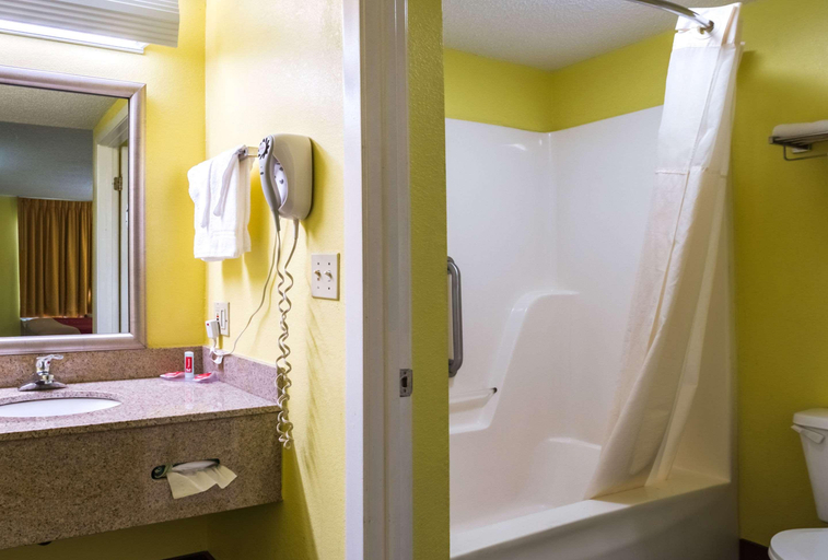 Bathroom 5, Econo Lodge Picayune, Pearl River