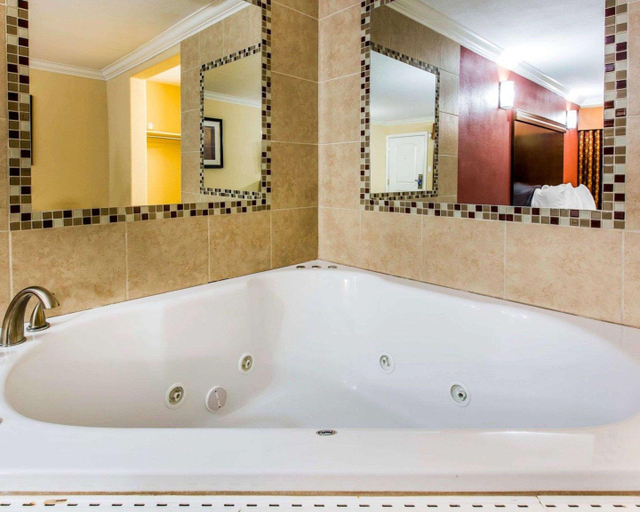 Bathroom, Rodeway Inn & Suites Coronado, Riverside