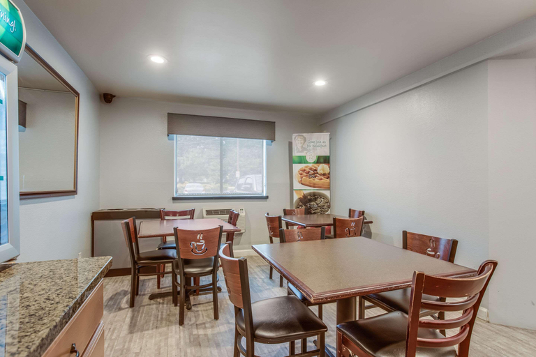 Food & Drinks 5, Quality Inn Atlanta Airport-Central, Clayton