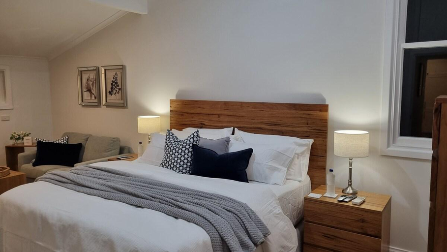 Bedroom 2, Secluded Luxury Escape Red Hill-Peppercorn Cottage, Melbourne