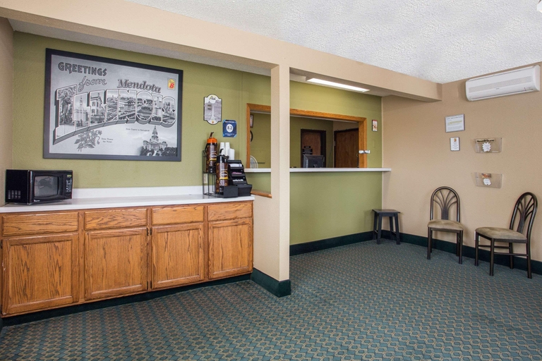 Public Area 3, Super 8 by Wyndham Mendota I-39, La Salle