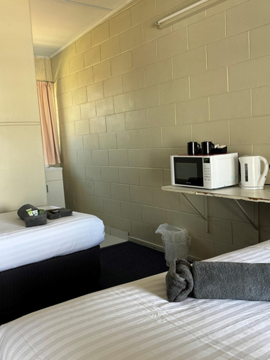 Bedroom 4, Clermont Hotel Motel, Belyando