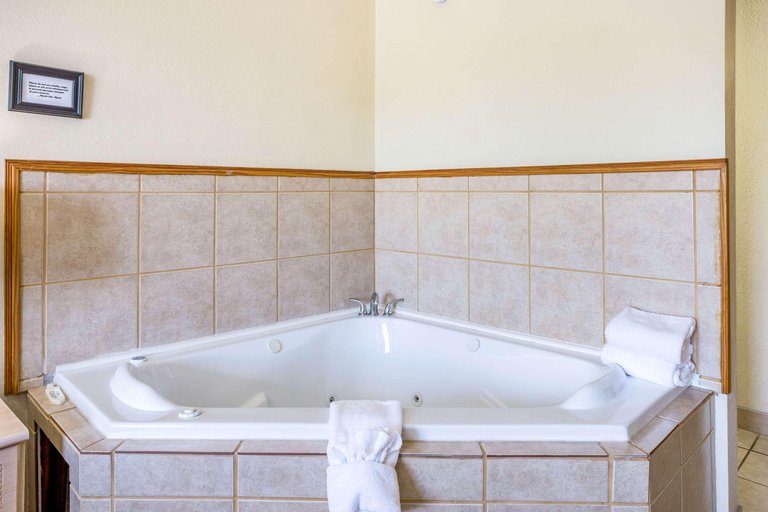 Bathroom 4, Rodeway Inn Branson, Brick House, Taney