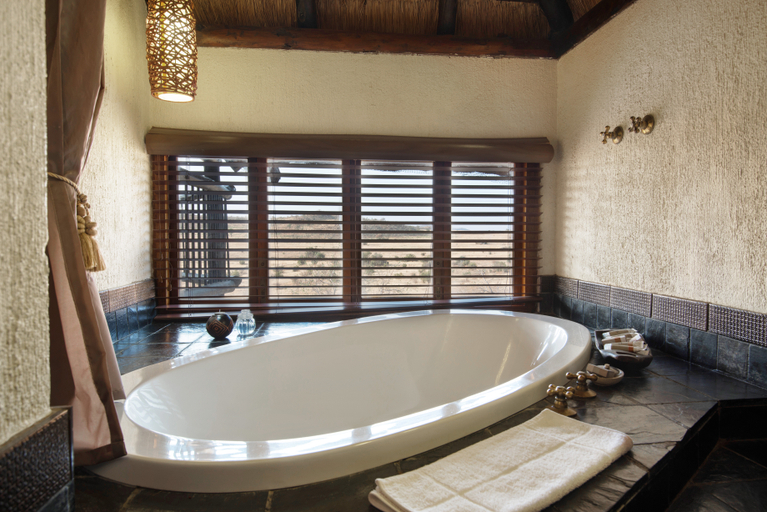 Bathroom, Tshukudu Bush Lodge, Bojanala
