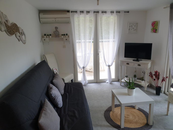 Others 4, Appartement 10 Des Acacias, Gard