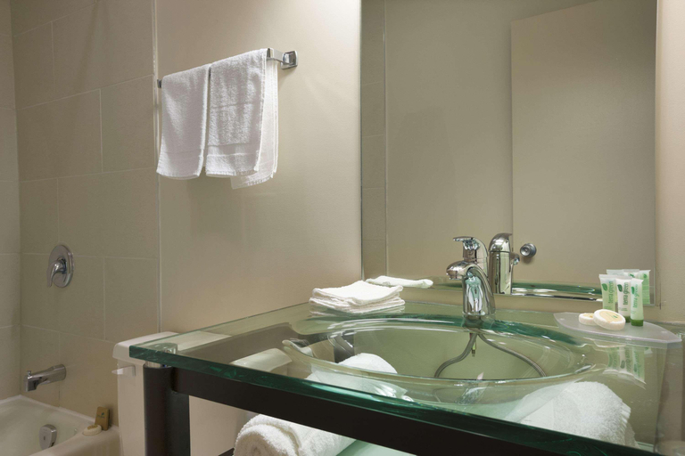 Bathroom 4, Travelodge by Wyndham Kapuskasing, Cochrane
