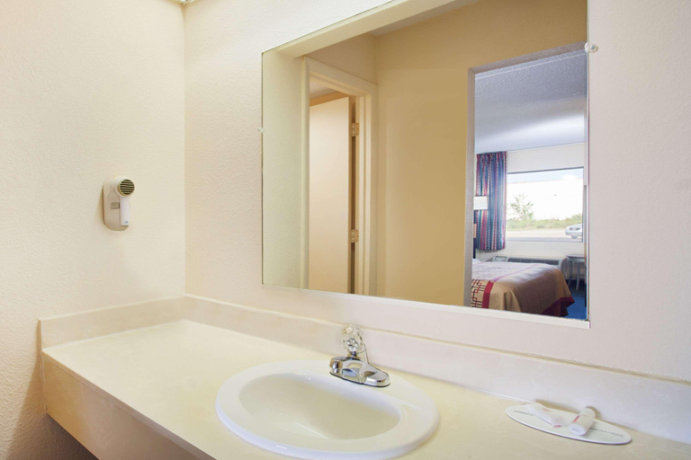 Bathroom 4, Days Inn by Wyndham Greeneville, Greene