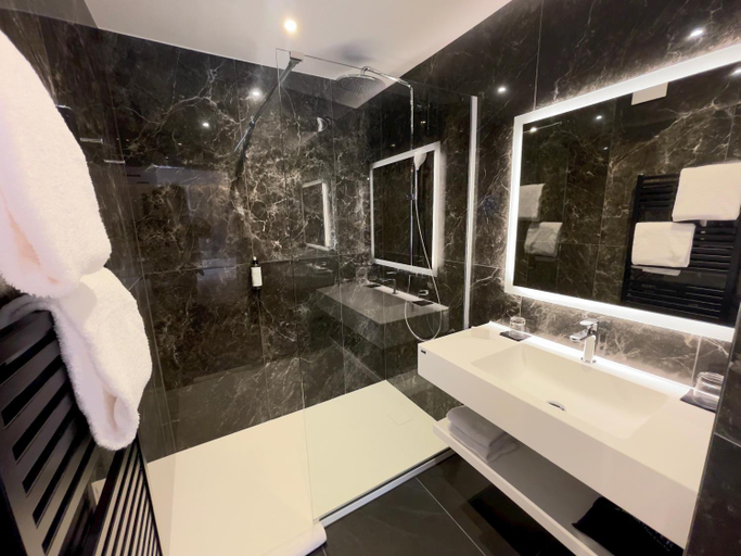 Bathroom 3, Hotel Restaurant La Vallee Noble, proche Eguisheim Colmar, Haut-Rhin