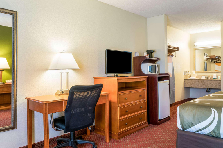 Bedroom 3, Quality Inn North, Nash