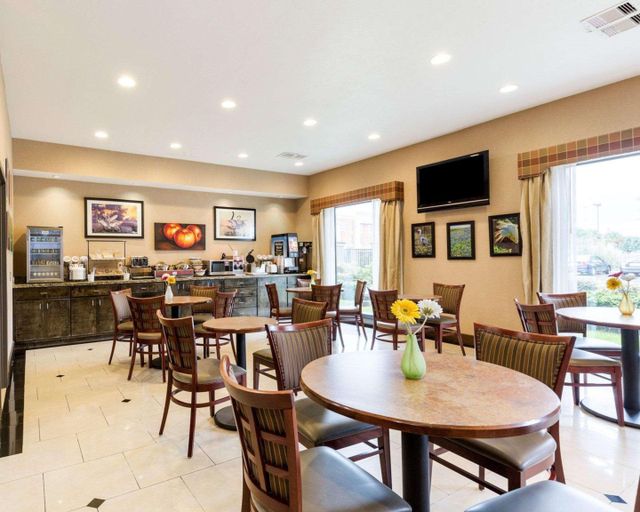 Food & Drinks 5, Comfort Inn & Suites Winnie, Chambers