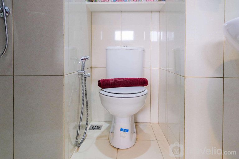 Bathroom 3, Minimalist 2BR at Asatti Apartment By Travelio, Tangerang Selatan
