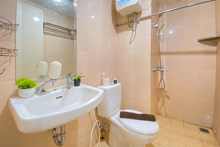 Bathroom 5, Pleasurable 2BR Apartment Parahyangan Residence By Travelio, Bandung