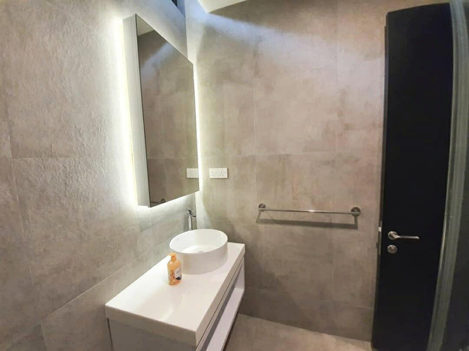 Bathroom 3, Luxurious Shophouse 7 ensuite rooms in Core Zone, Pulau Penang