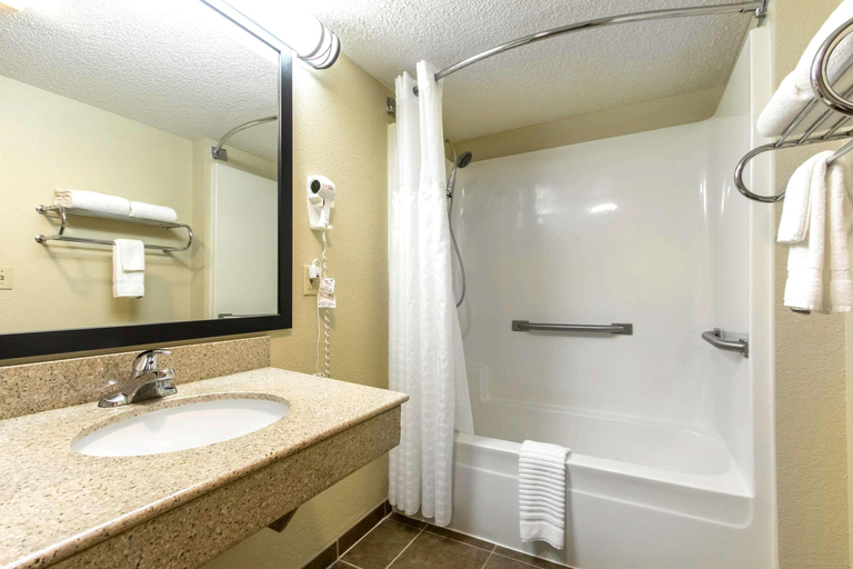 Bathroom 5, Quality Inn Glasgow Area, Barren