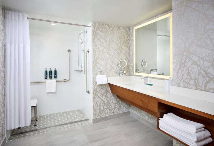 Bathroom 5, DoubleTree by Hilton Windsor Hotel & Suites, Essex