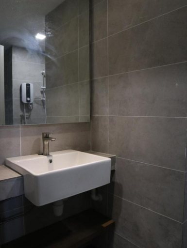 Bathroom 3, Roxy Sematan Villa & Townhouse, Lundu