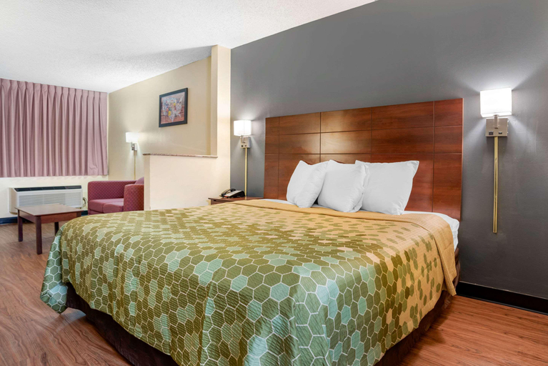 Bedroom 3, Econo Lodge Inn & Suites Forest, Scott
