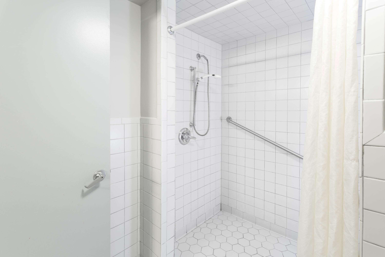 Bathroom 4, Super 8 By Wyndham Valdosta/Conf Center Area, Lowndes