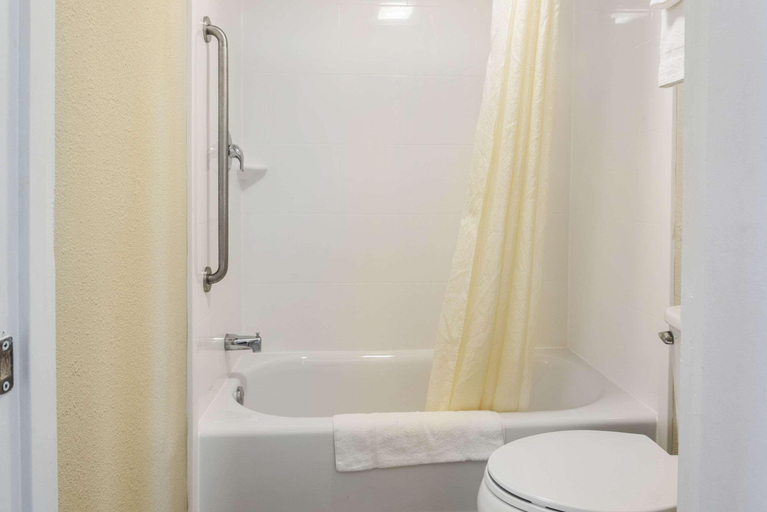 Bathroom 4, Econo Lodge (Freport), Cumberland