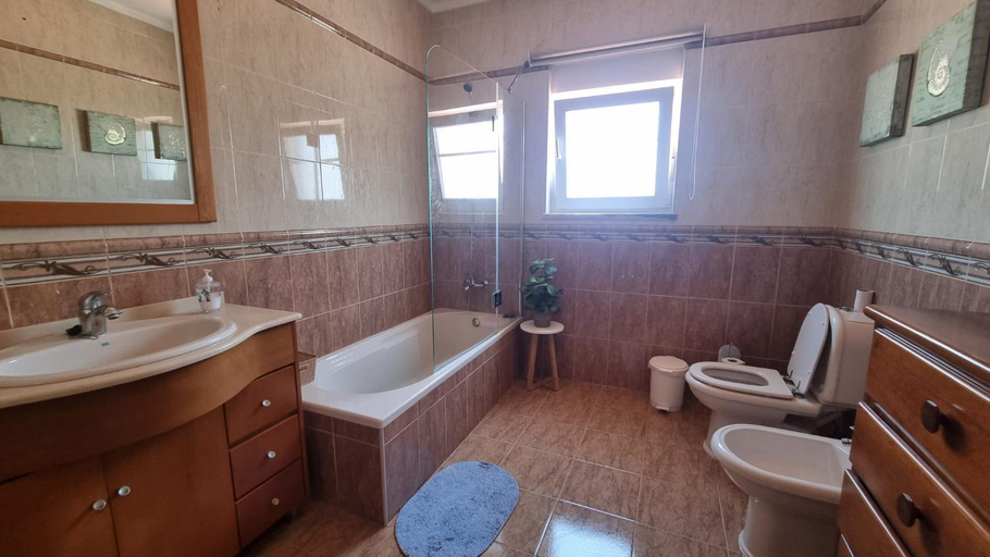 Bathroom 3, Baleal Paradise Inn, Peniche