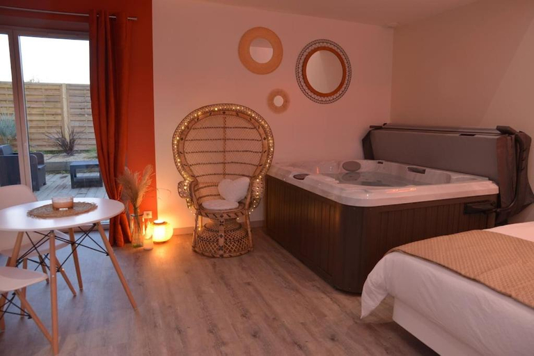 Others 2, L'Evasion chambre DUNE avec sauna et spa privatifs, Loire-Atlantique