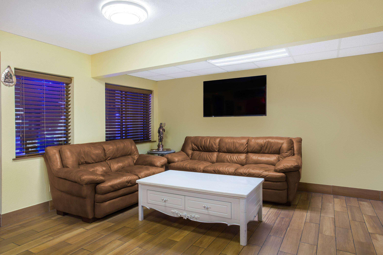 Public Area 2, Super 8 by Wyndham Baker City, Baker