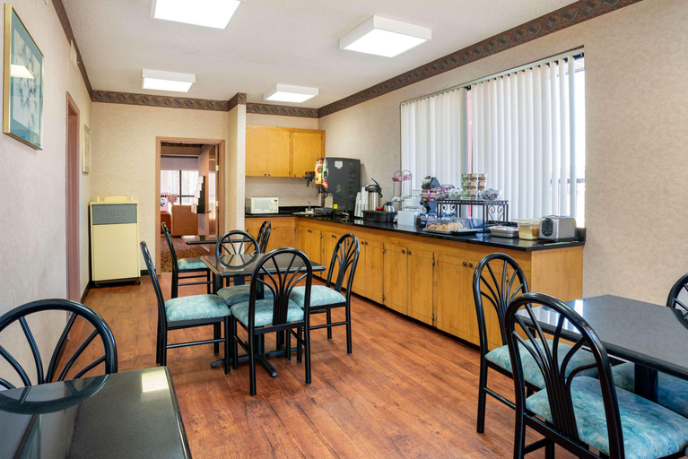 Food & Drinks 5, Econo Lodge Inn & Suites Forest, Scott