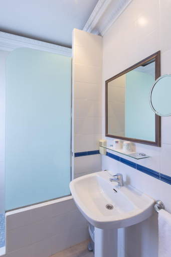 Bathroom 4, Hotel Marixa, Álava