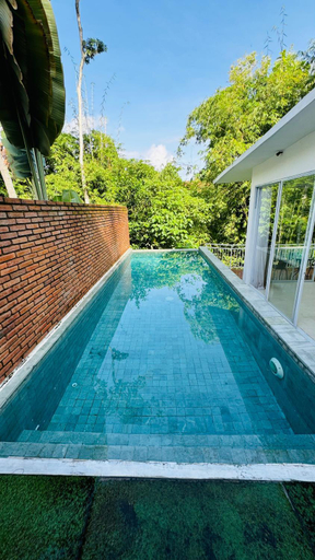 Swimming Pool 13